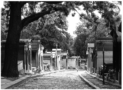 El parisino Cimetière du Père Lachaise, establecido en 1804, hoy en día es una referencia turística obligada. Se concibió como una estructura urbana funcional que combinaba el concepto del jardín inglés y el de centro de recogimiento, a la par que invitaba al “paseo”. La imagen muestra el llamado Chemin Errazu (fotografía de Peter Poradisch).