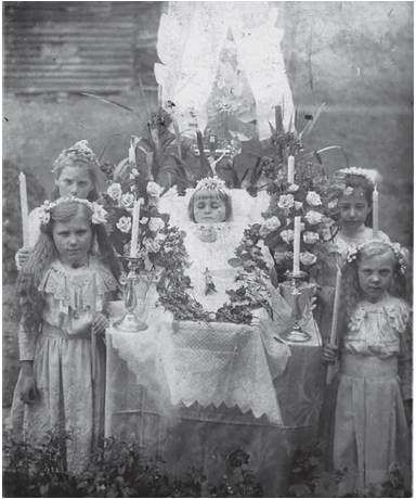 Detalle de una postal-recordatorio de “angelitos”, realizada en fecha indeterminada entre 1890 y 1920 (Lichet, 2021).