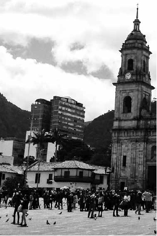 En primer plano se observa en la esquina la Casa del Florero, cuyo nombre se explica dentro del texto. Esta casa se encuentra en el centro de Bogotá, en la plaza de Bolívar, al lado de la casa se puede ver una torre que forma parte de la Catedral Primada de Bogotá (foto tomada por la Mtra. Silke Trienke).