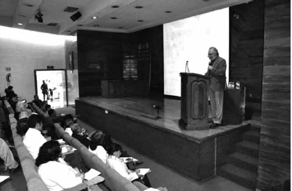 José Luis Díaz, en el auditorio del Instituto Nacional de Psiquiatría, en su participación durante el curso de Teoría de la Evolución y Salud Mental, del cual fue coorganizador (foto tomada por el área de audiovisuales del Instituto Nacional de Psiquiatría Ramón de la Fuente Muñiz).