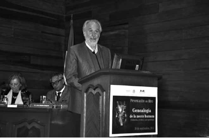 José Luis en primer plano, en la presentación del libro Genealogía de la Mente Humana, en el auditorio del Instituto Nacional de Psiquiatría Ramón de la Fuente Muñiz. Al fondo se encuentra la Dra. María Elena Medina Mora, directora en ese entonces del Instituto y el autor de este capítulo (foto tomada por el área de audiovisuales del Instituto Nacional de Psiquiatría Ramón de la Fuente Muñiz).