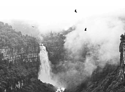 El Salto del Tequendama que forma parte del río Bogotá, en un atardecer nuboso y frío que pertenece al altiplano de Cundinamarca y de donde se desprende el mito de Bochica. Foto tomada por el Prof. HG Erkert 2020.