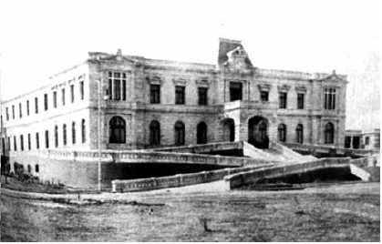 Edificio central del Hospital Psiquiátrico “La Castañeda”, en Ciudad de México, conocido por algunos como “las puertas del infierno”, durante el año de su construcción, en 1910.